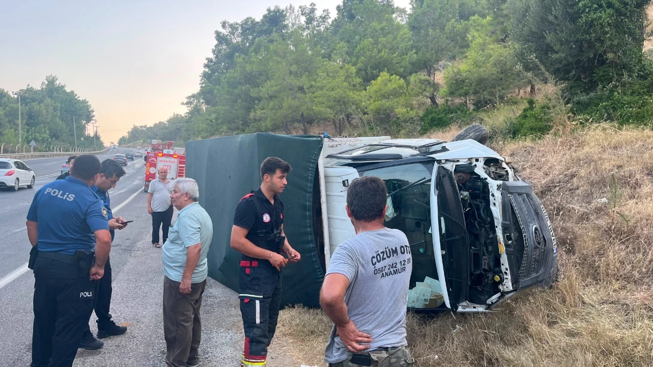 Kontrolden çıkan kamyonet karşı şeritte devrildi: Sürücü yaralandı