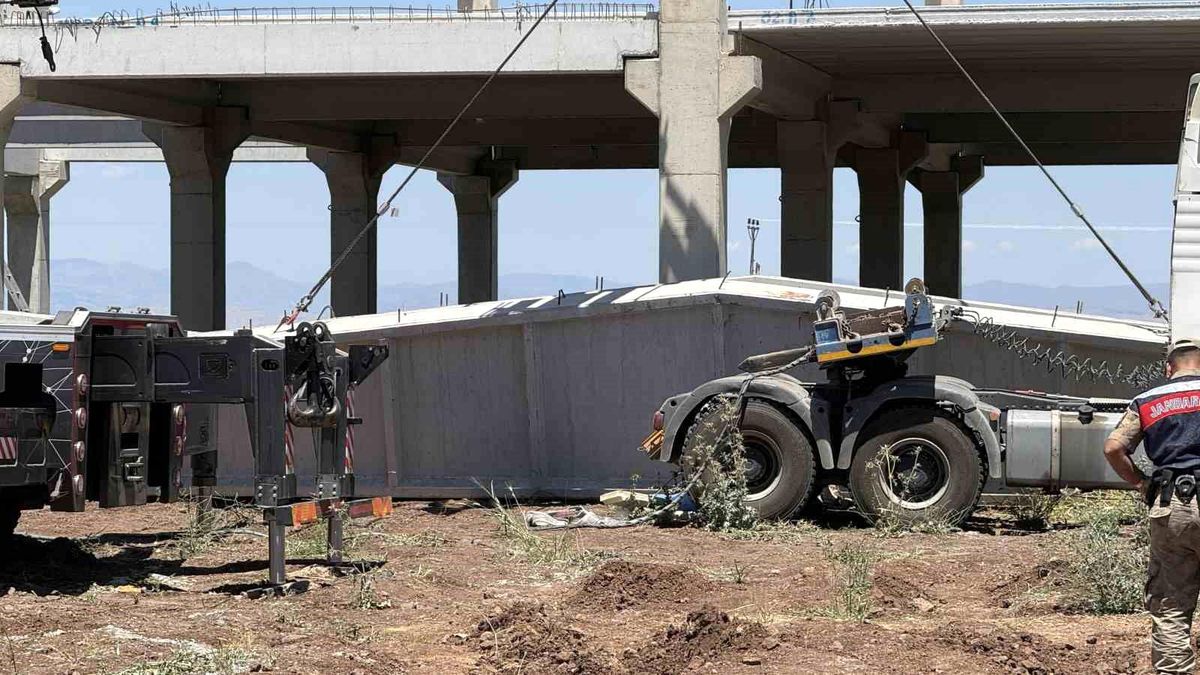 Yaklaşık 15 tonluk beton blok altında kaldılar: 1 ölü, 1 yaralı