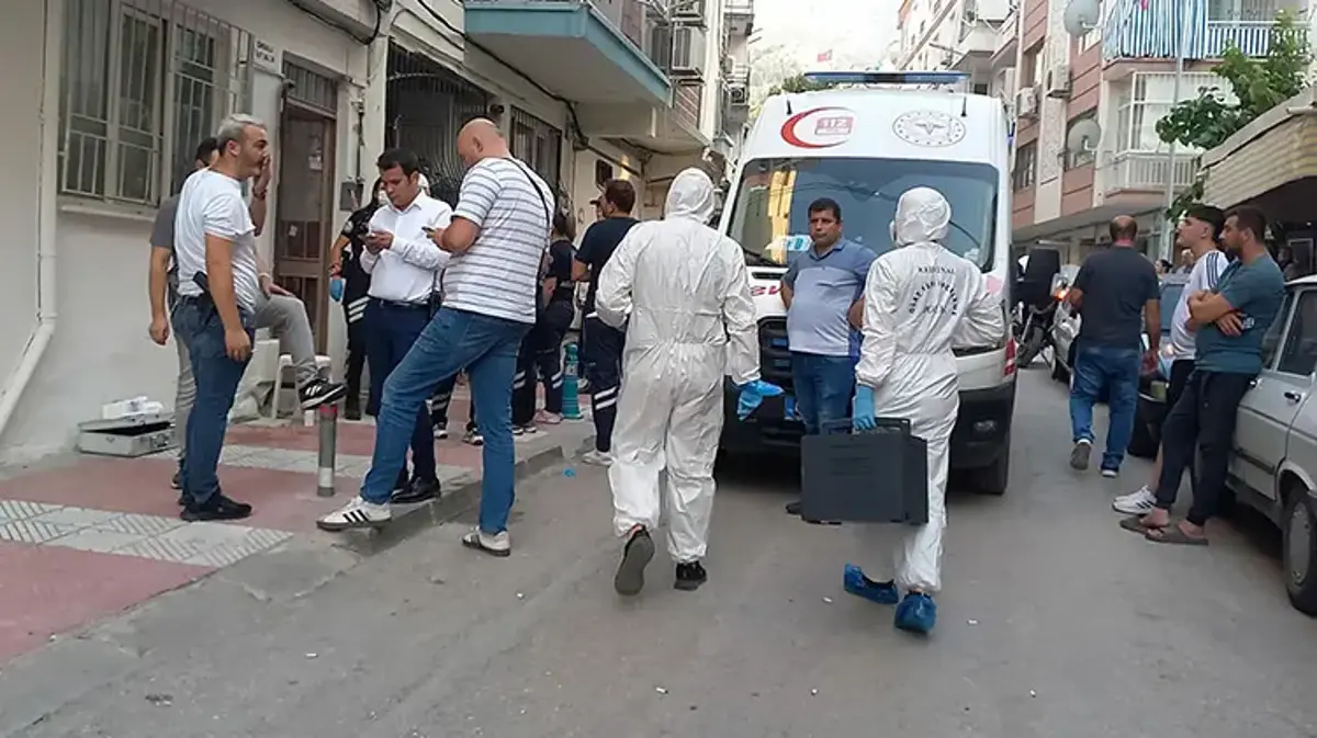 Manisa'da kan donduran olay! Kardeşinin cesediyle 2 gün yaşamış: Kötü koku mahalleyi ayağa kaldırdı