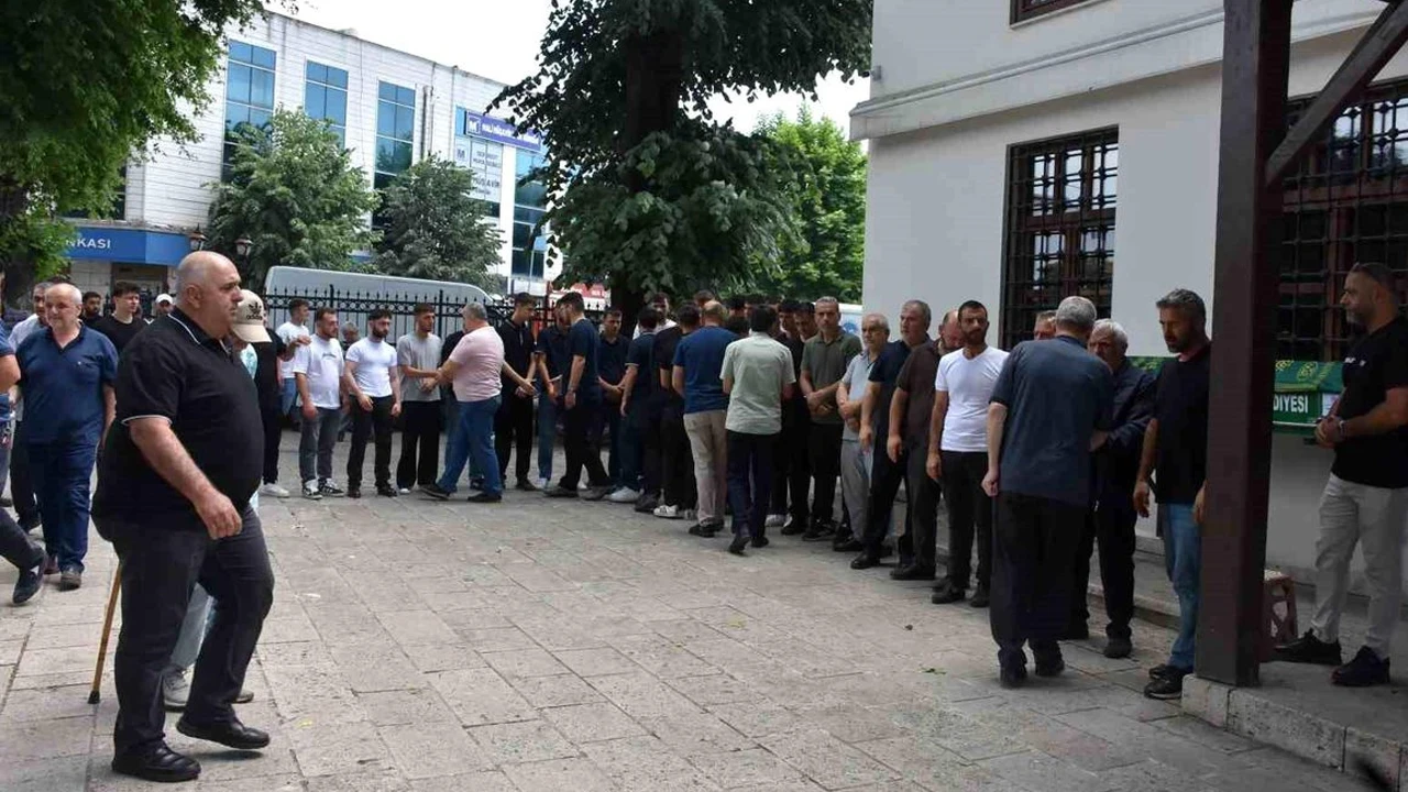 Sakarya'da serinlemek için girdiği derede boğulan genç son yolcuğuna uğurlandı