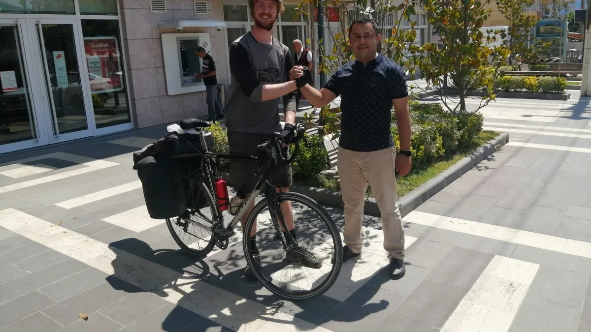 Aşk acısı dünya turu attırdı! 8 bin km bisiklet yolculuğu