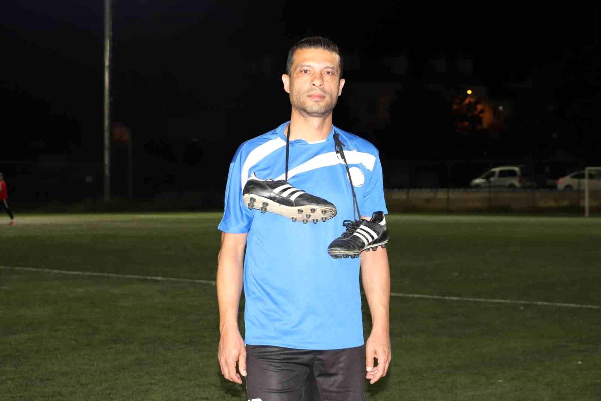 Eskişehir'in en yaşlı amatör futbolcusu 39 yıllık kariyerine veda etti