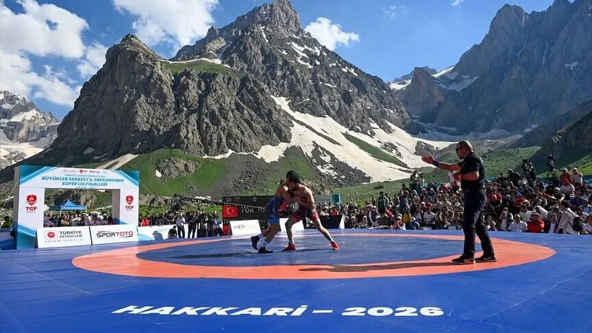 Hakkari'de açık havada ilk kez mindere çıkan milli sporcular, farklı bir deneyim yaşadı