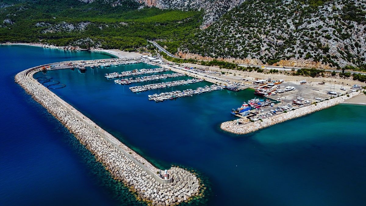 Antalya Balıkçı Barınağı'ndaki tekne yoğunluğu havadan görüntülendi