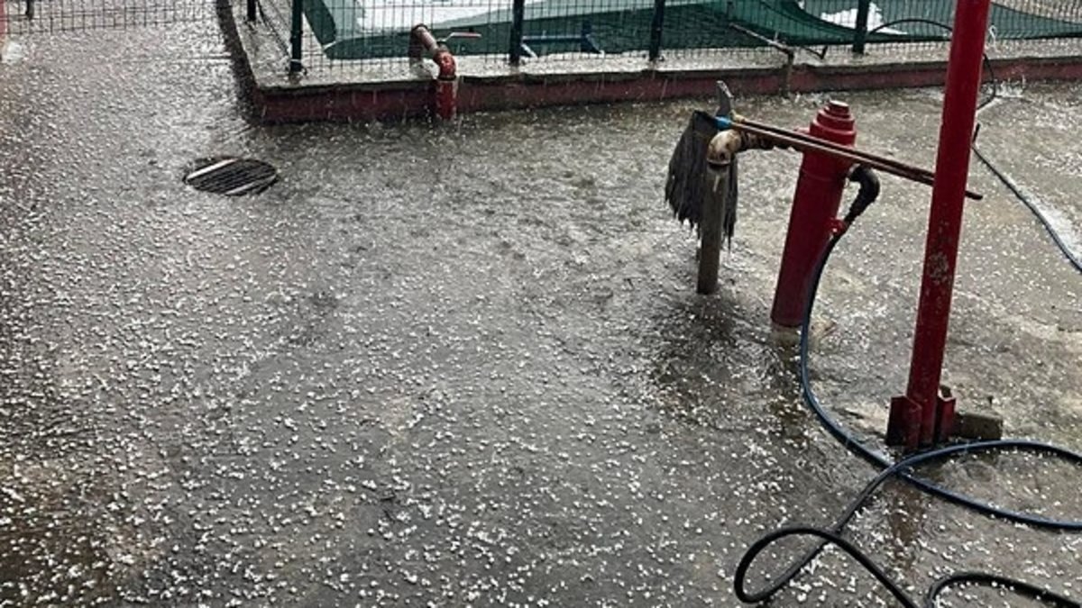 Afyonkarahisar'da dolu yağışı etkili oldu