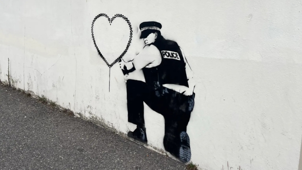 Banksy’nin eseri sanıldı: Britanya’nın Hove sahilinde ‘kalp çizen polis’ belirdi