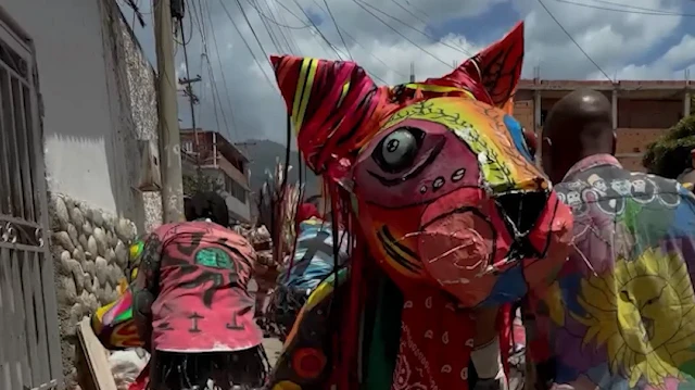 Venezuela’da asırlık maskeli festival renkli görüntülere sahne oldu