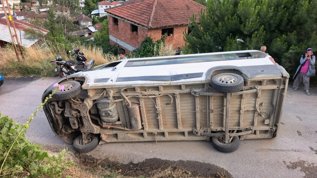 Tarım işçilerini taşıyan servis minibüsü devrildi: 7 yaralı