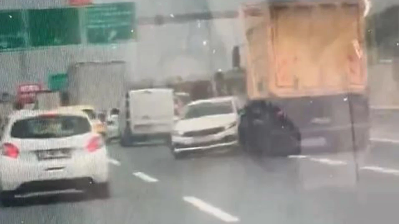 Kuzey Marmara Otoyolu’nda dehşet anları: TIR, otomobili metrelerce sürükledi