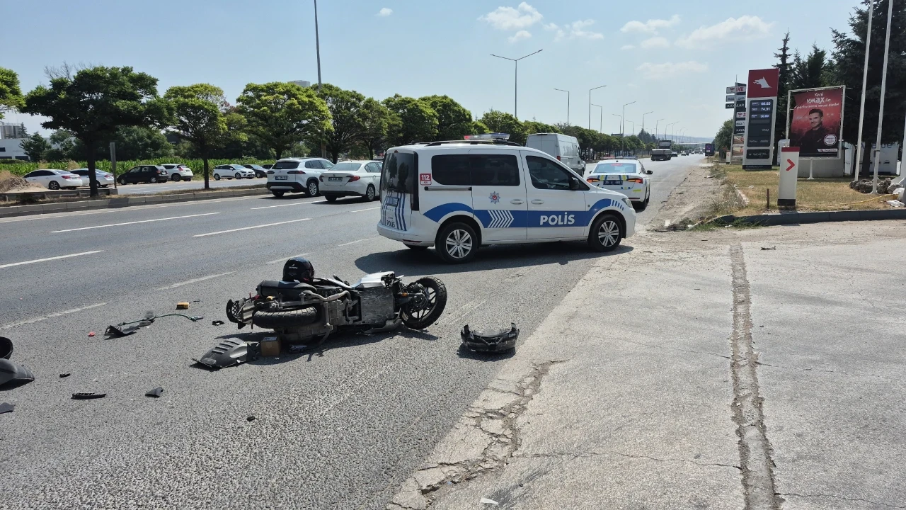 Eskişehir’de otomobile arkadan çarpan motosiklet sürücüsü hastaneye kaldırıldı