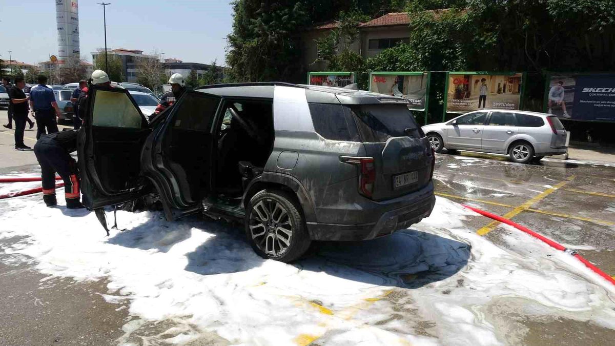 Park halindeki araç yangında kullanılmaz hale geldi
