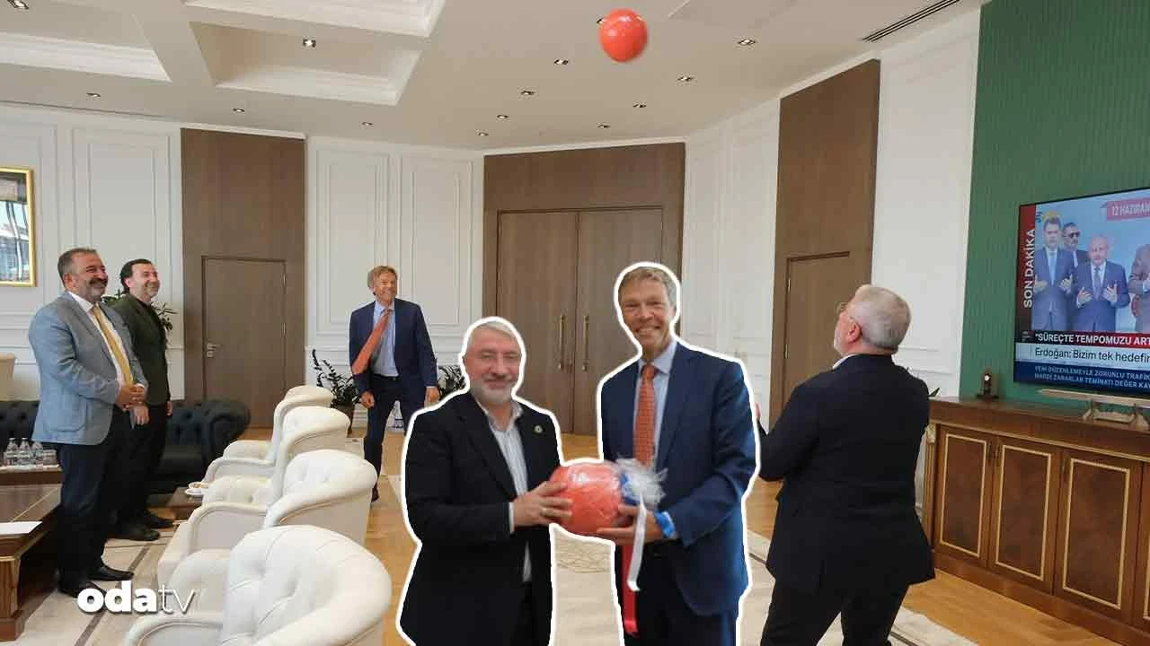 Yer: Çorum Belediyesi... Başkanla büyükelçi makam odasında futbol oynadı