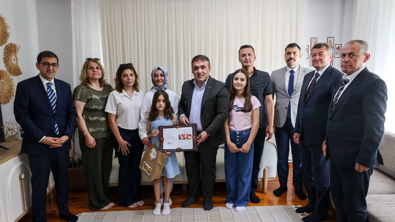 Vali Sözer, evde eğitim gören öğrenci Almila Ada’nın karne sevincine ortak oldu
