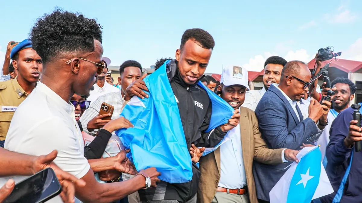 ABD'ye alınmamıştı! Somalili hakem ülkesinde kahraman gibi karşılandı