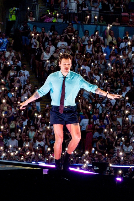 Harry Styles, sahnede yere yığıldı