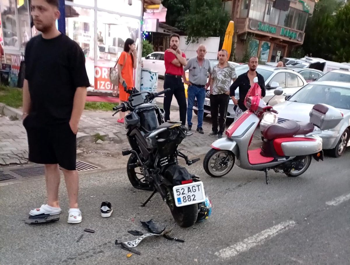 Otomobile arkadan çarpan motosiklette 2 kişi yaralandı