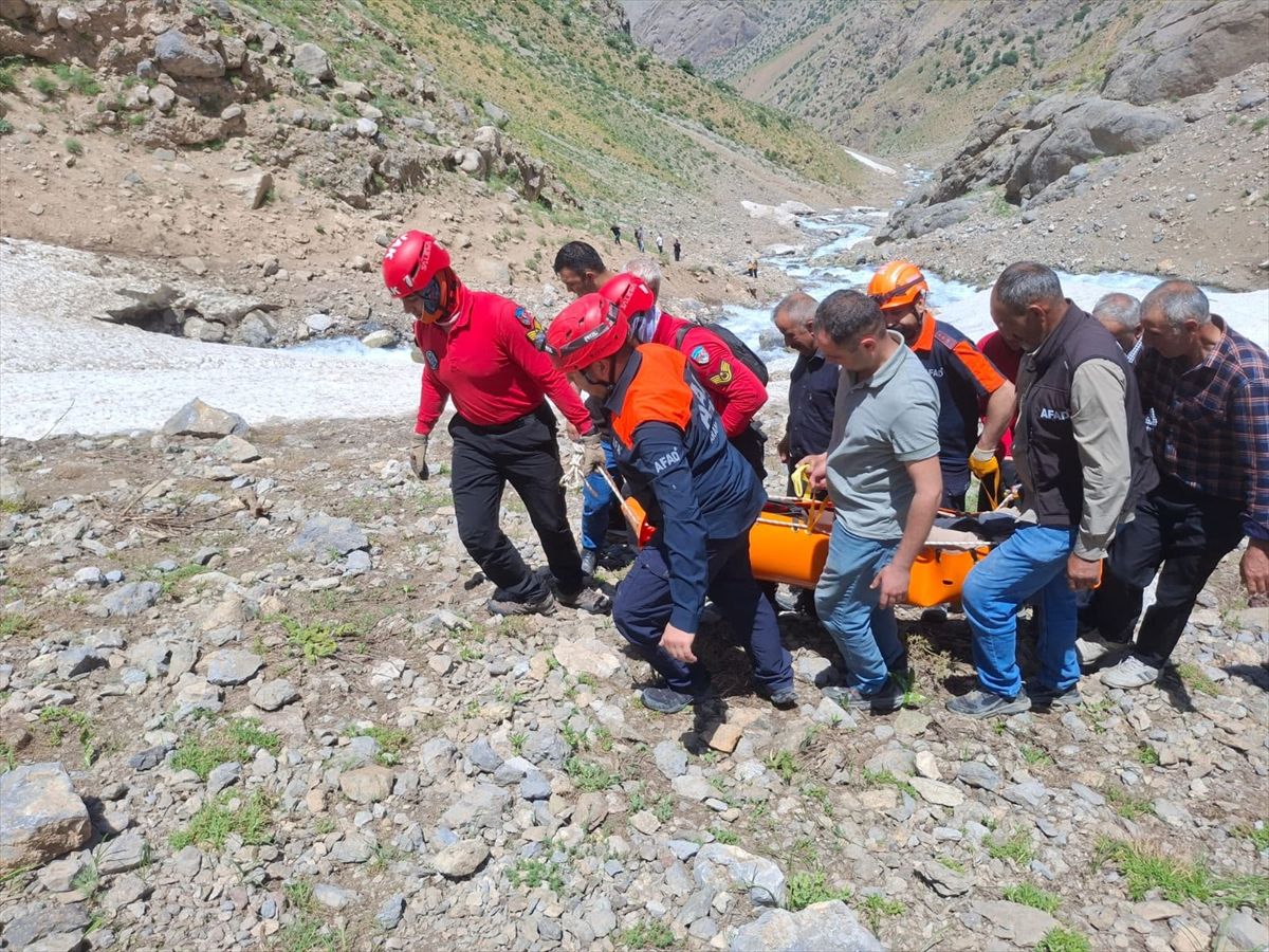 Hakkari'de ekipler kayalıklardan düşerek yaralanan kişi için seferber oldu