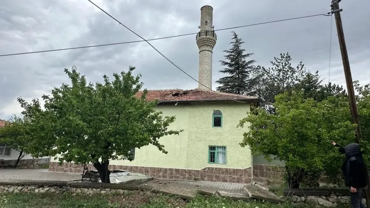 Kırıkkale'de şiddetli fırtına etkili oldu! Minareler devrildi, çatı ve araçlarda hasar oluştu