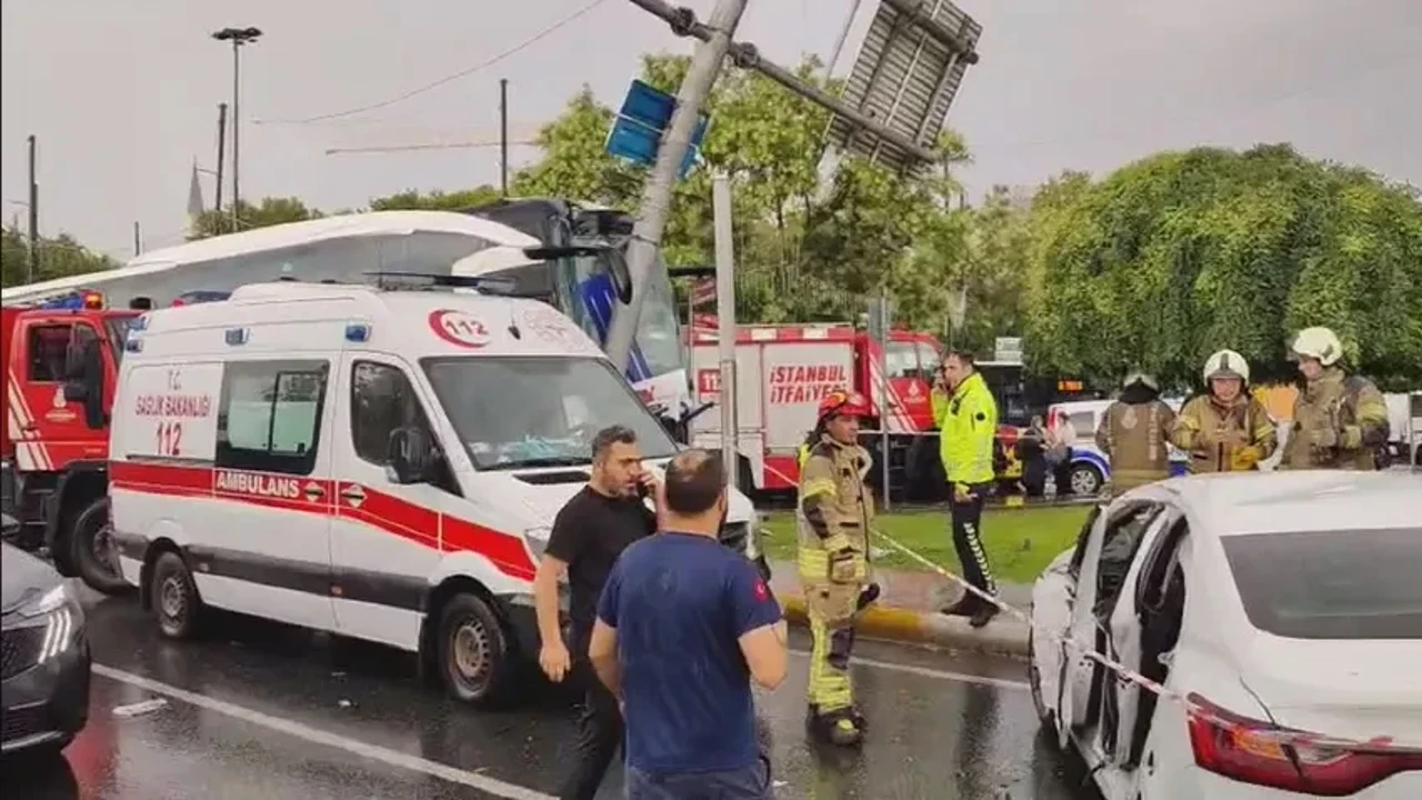 Feshane'de yolcu otobüsü ve otomobil çarpıştı: Yaralılar var