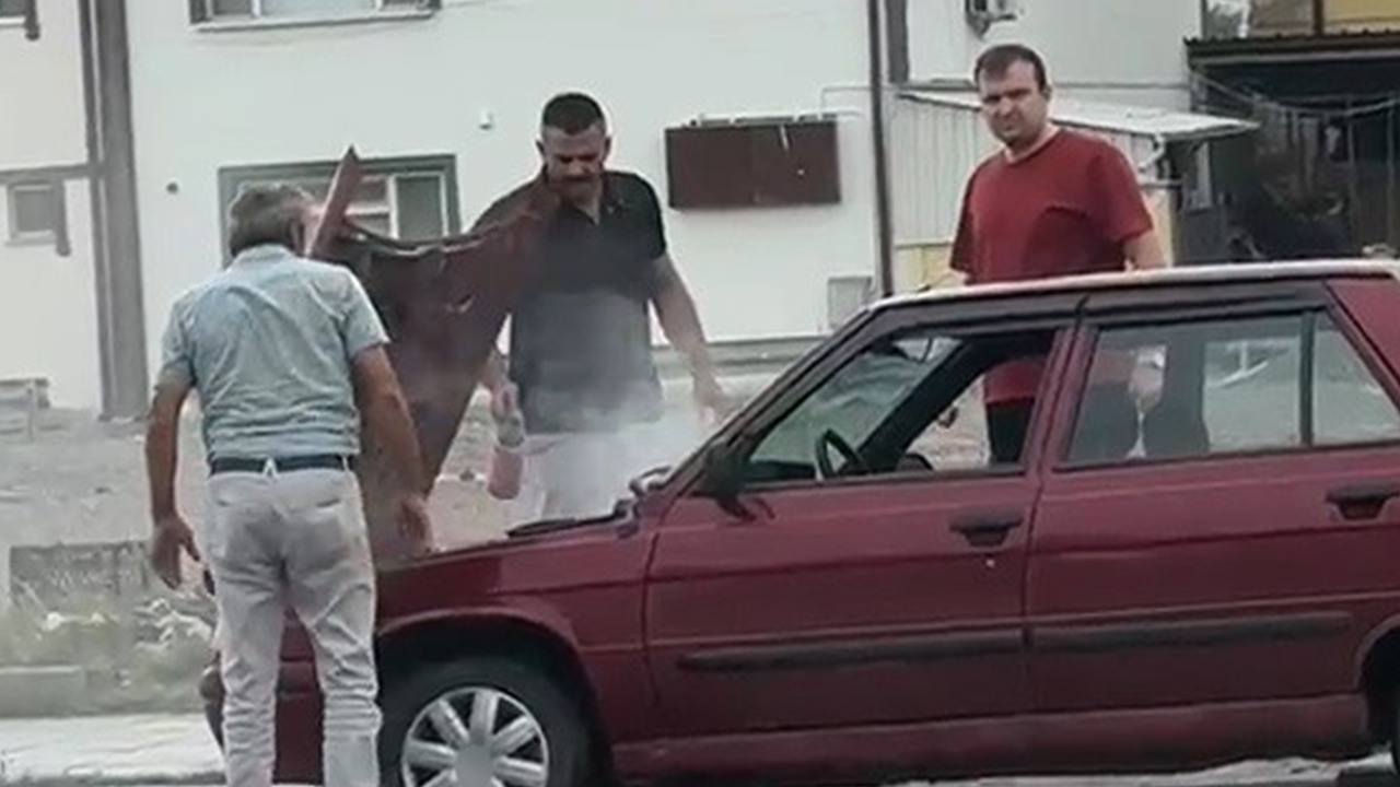Dumanların yükseldiği otomobile duyarlı sürücü müdahale etti