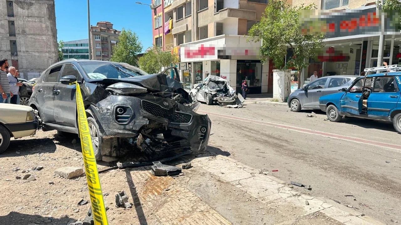 Freni boşaldı, önüne gelen aracı ezdi