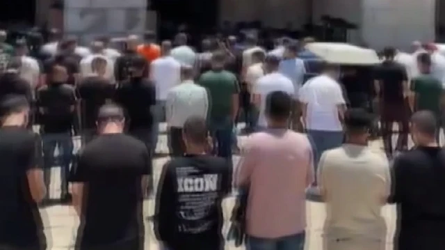İsrail'in tüm engellemelerine rağmen 60 bin Filistinli Mescid-i Aksa’da saf tuttu