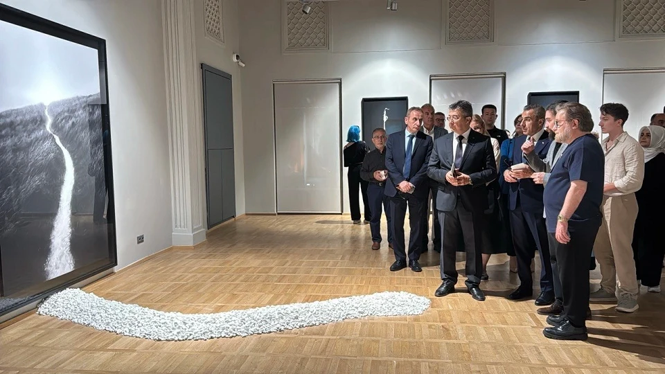 Ubey Talha Akkaya'nın "Yol" sergisi Beyoğlu'nda açıldı