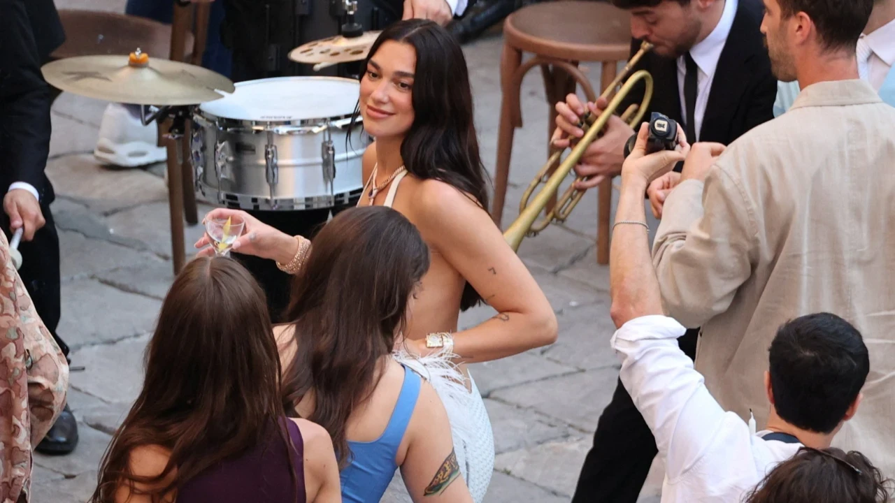 Dua Lipa'nın düğün kutlaması başladı: Takılarının fiyatı gündem oldu