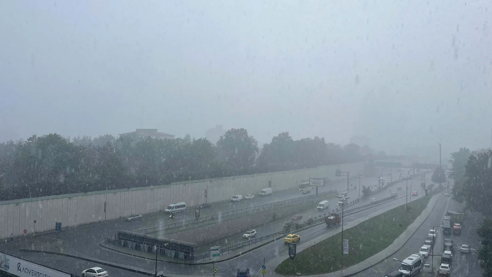 İstanbul'da kuvvetli sağanak etkili oluyor! Cadde ve sokaklar 20 saniyede göle dönüştü