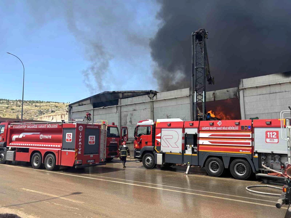 Gaziantep'te fabrika yangınına müdahale sürüyor