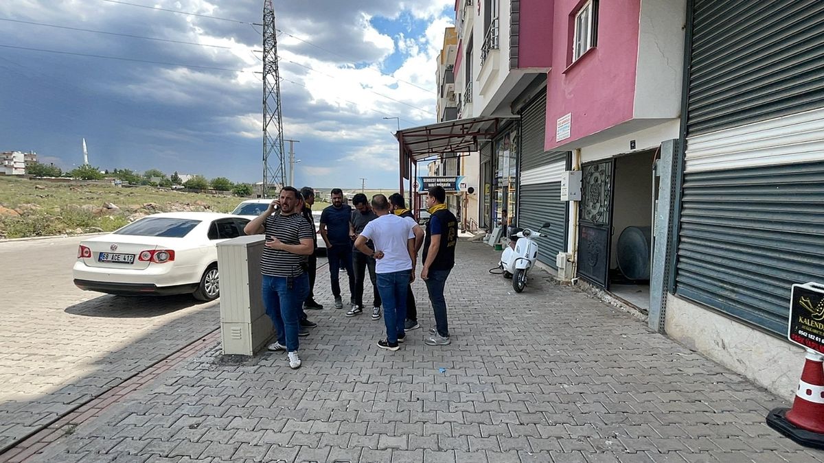 Şanlıurfa'da tartıştığı eşi ve kızını tabancayla vurup kaçtı