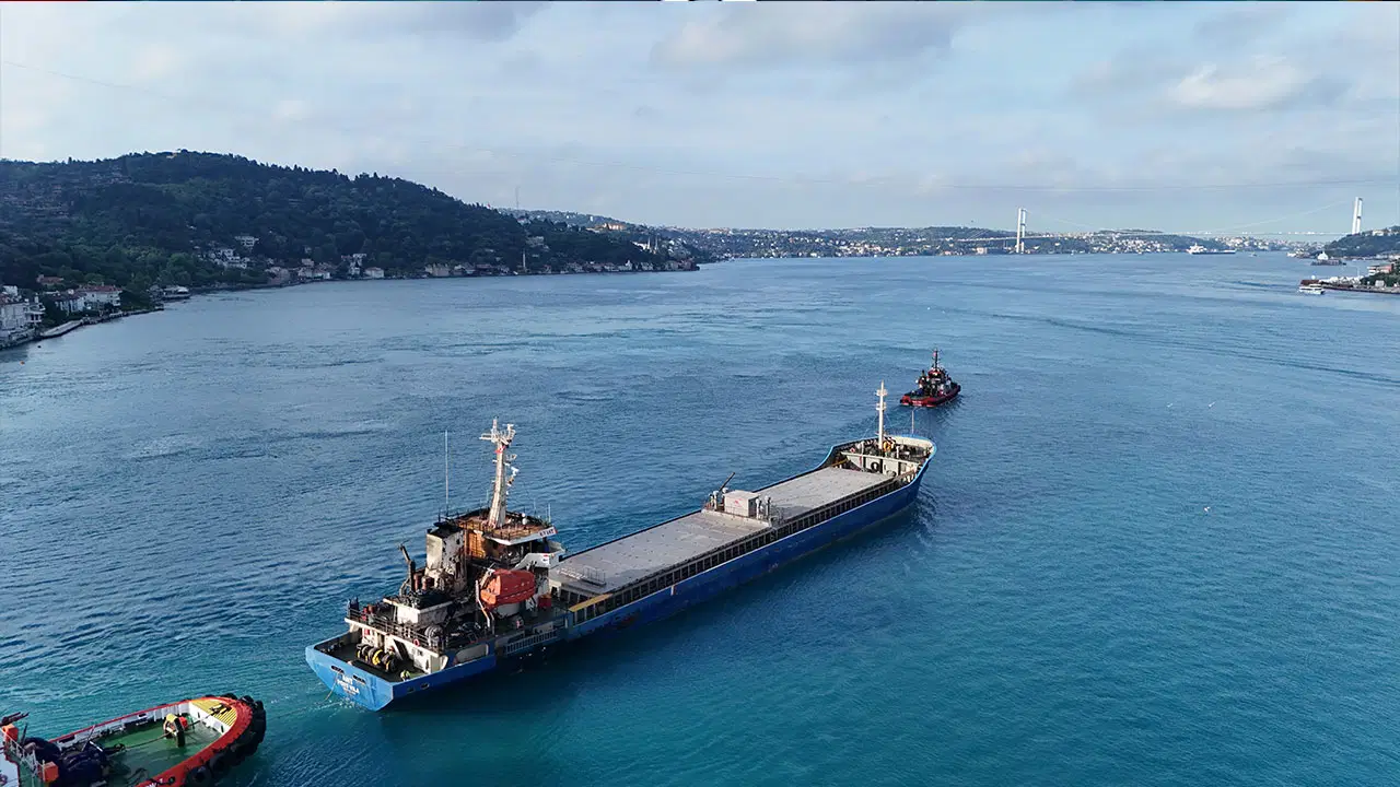 Ukrayna açıklarında saldırıya uğrayan Türk gemisi İstanbul Boğazı'nda: Hasarın boyutu ortaya çıktı