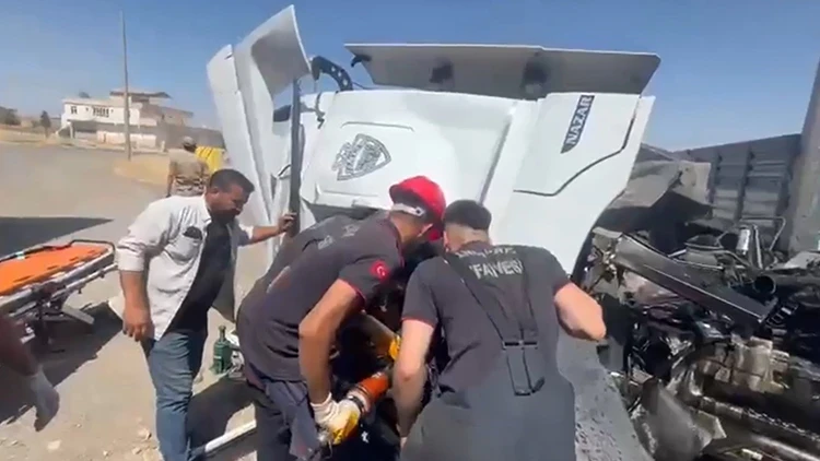 Şanlıurfa'da TIR ile kamyon kafa kafaya çarpıştı: 1 ölü, 1 yaralı