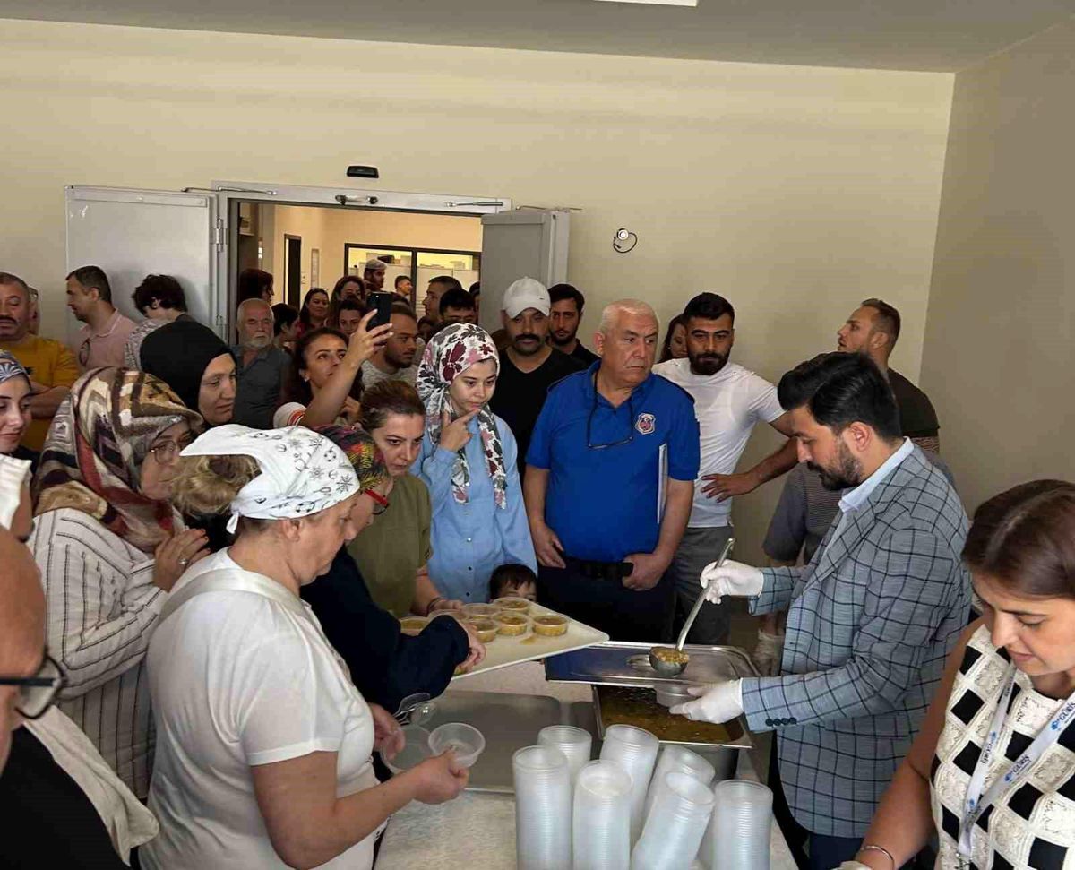 Kütahya Şehir Hastanesi'nde bin kişilik aşure ikramı