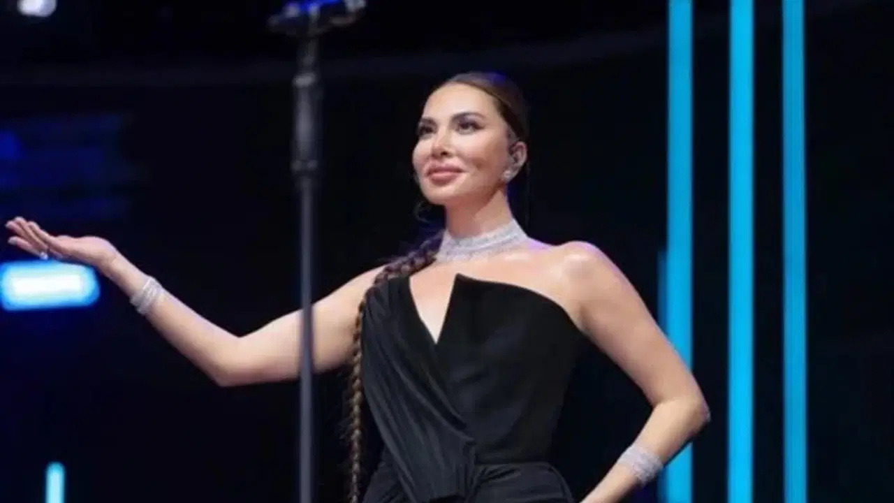 Ebru Yaşar, yaz turnesinde Ayvalık'ta sahne aldı