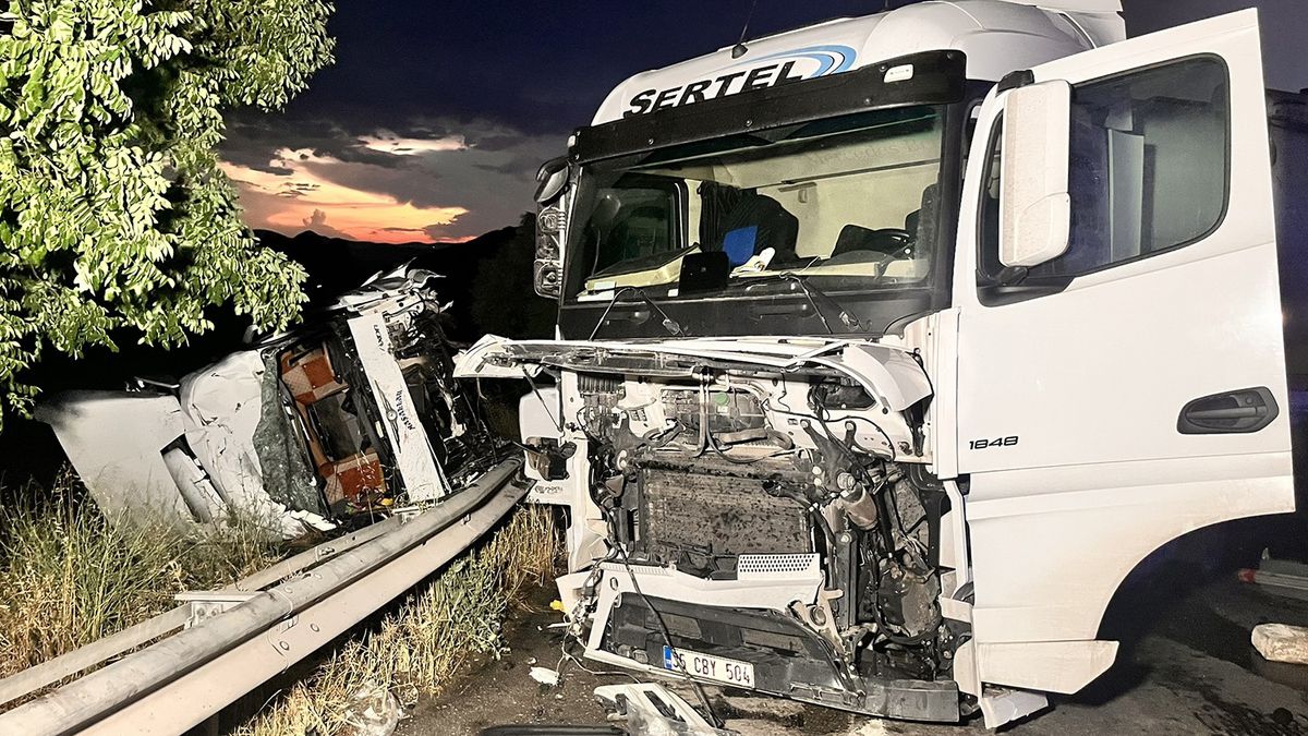 Manisa'da 2 TIR çarpıştı; 2 yaralı