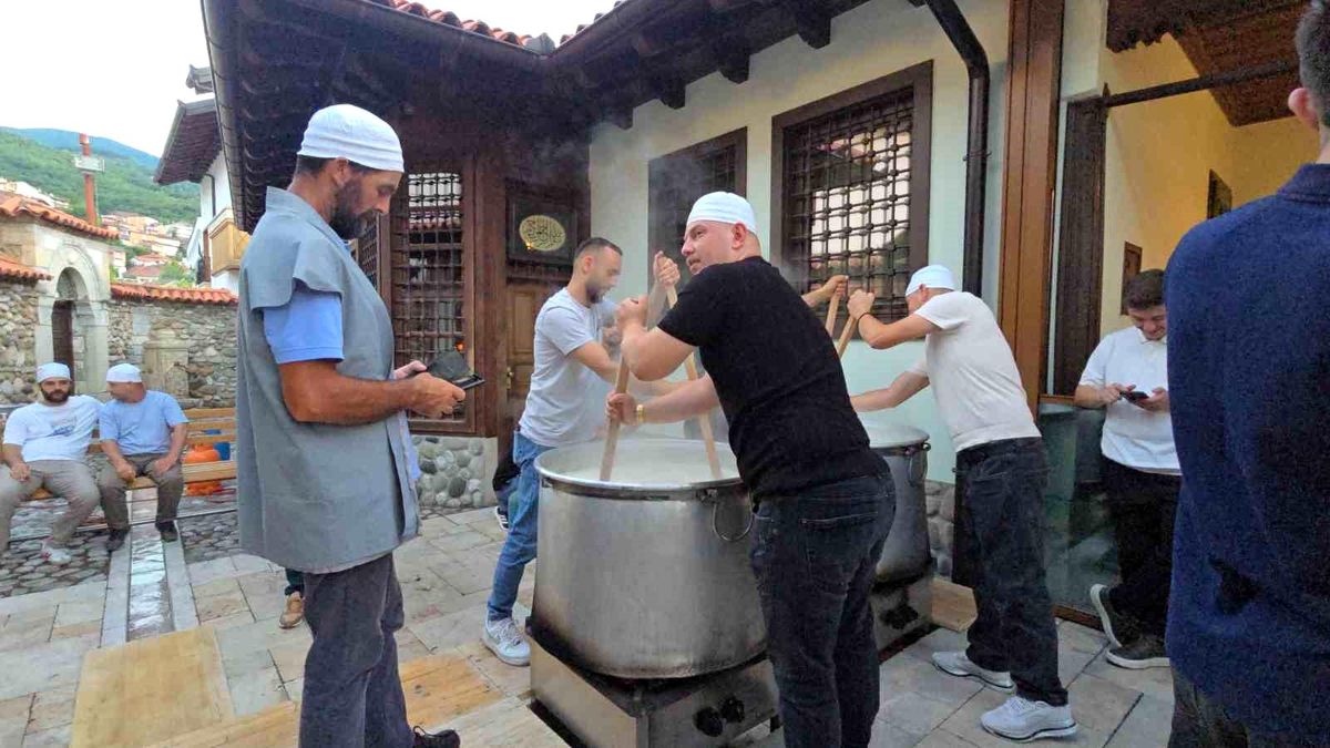 Kosova'da Osmanlı mirası tekkede aşure kazanları kaynatıldı