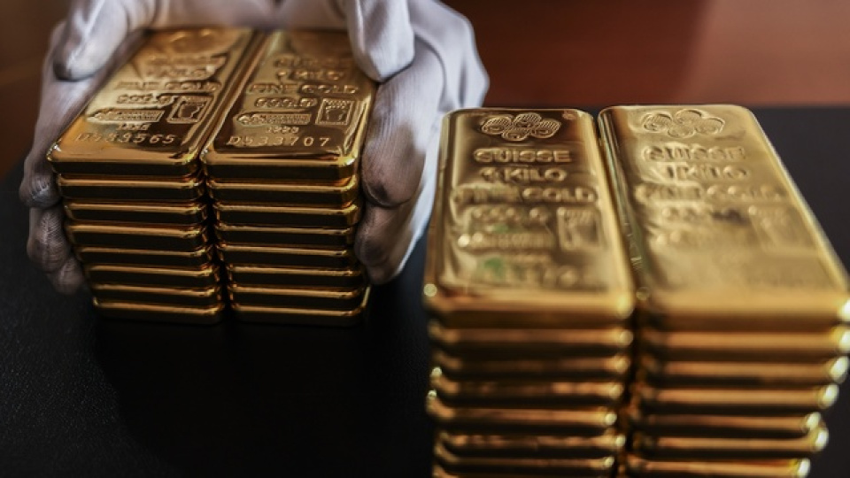 Altın, güçlü dolar ve Fed’in şahin mesajlarıyla haftalık kayba yöneldi