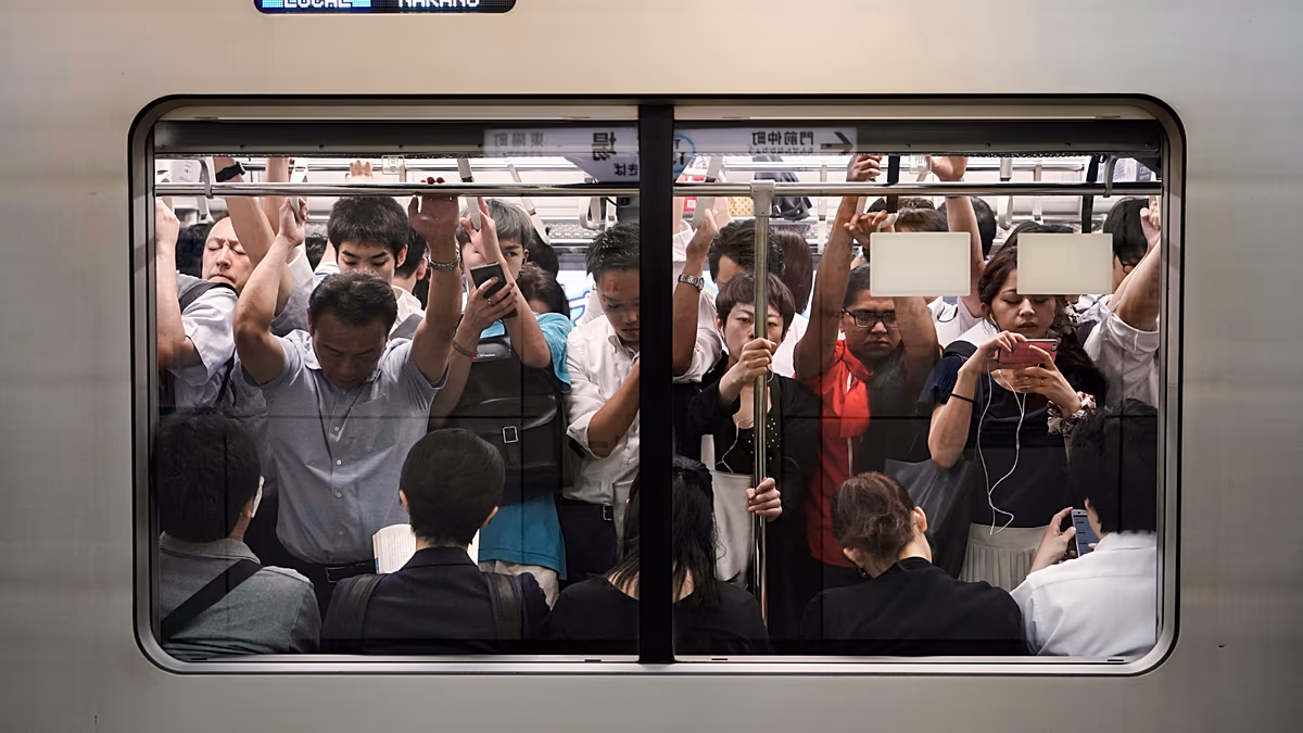 Tokyo'da çalışanlara klimadan tasarruf için şort giyin denildi