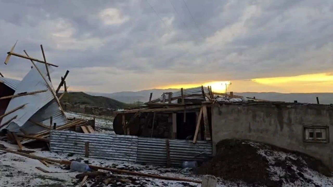 Ağrı’da dolu ve şiddetli rüzgar bir evin çatısını uçurdu