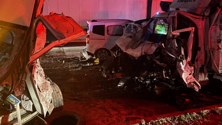 Niğde'de 3 aracın karıştığı zincirleme kaza: 1'i ağır 10 yaralı
