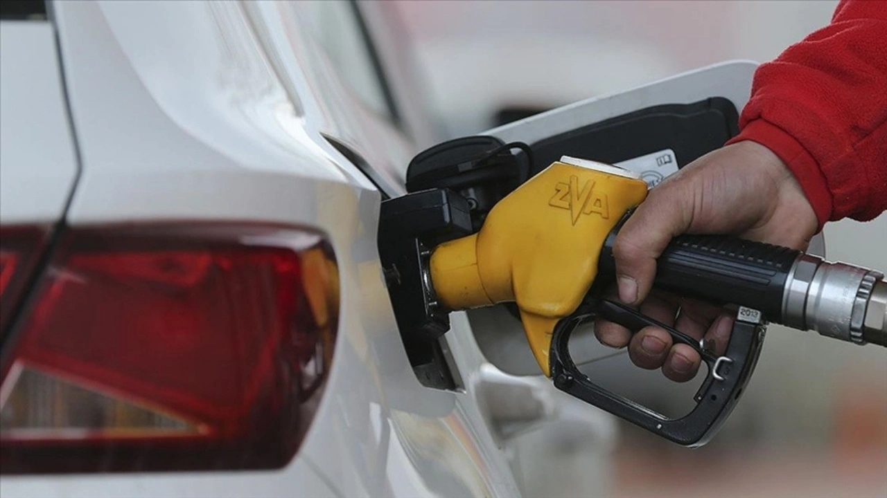 Son dakika | Benzine indirim geldi! Yarısından çoğu vergiye gidecek