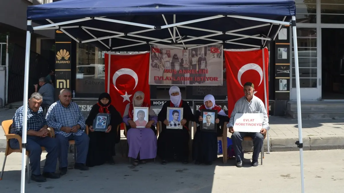"Gelin, teslim olun" Terörün elindeki çocuklarına Muş'tan seslendiler