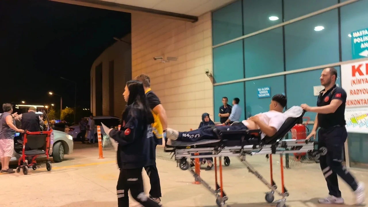 İki arkadaşın bıçaklı kavgası kanlı bitti: 1'i ağır 2 yaralı