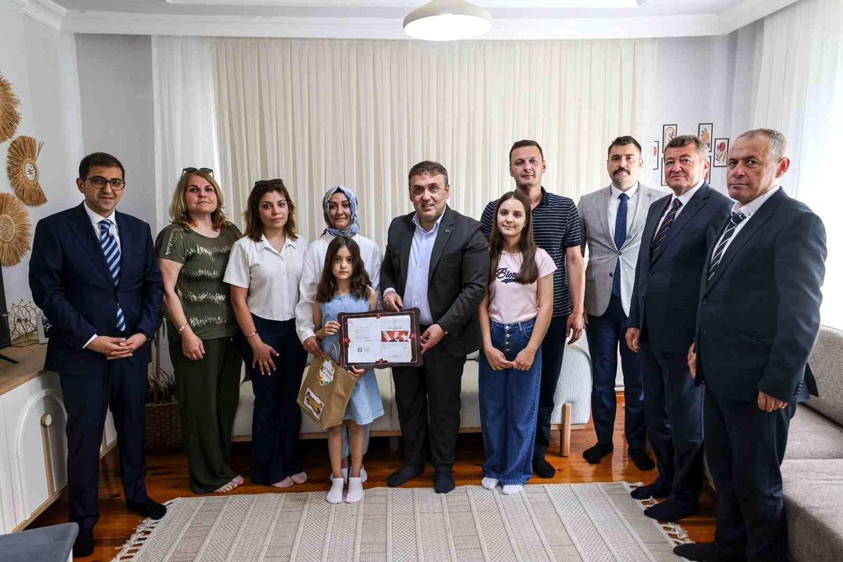 Vali Sözer, evde eğitim gören öğrencilerin karne sevincine ortak oldu