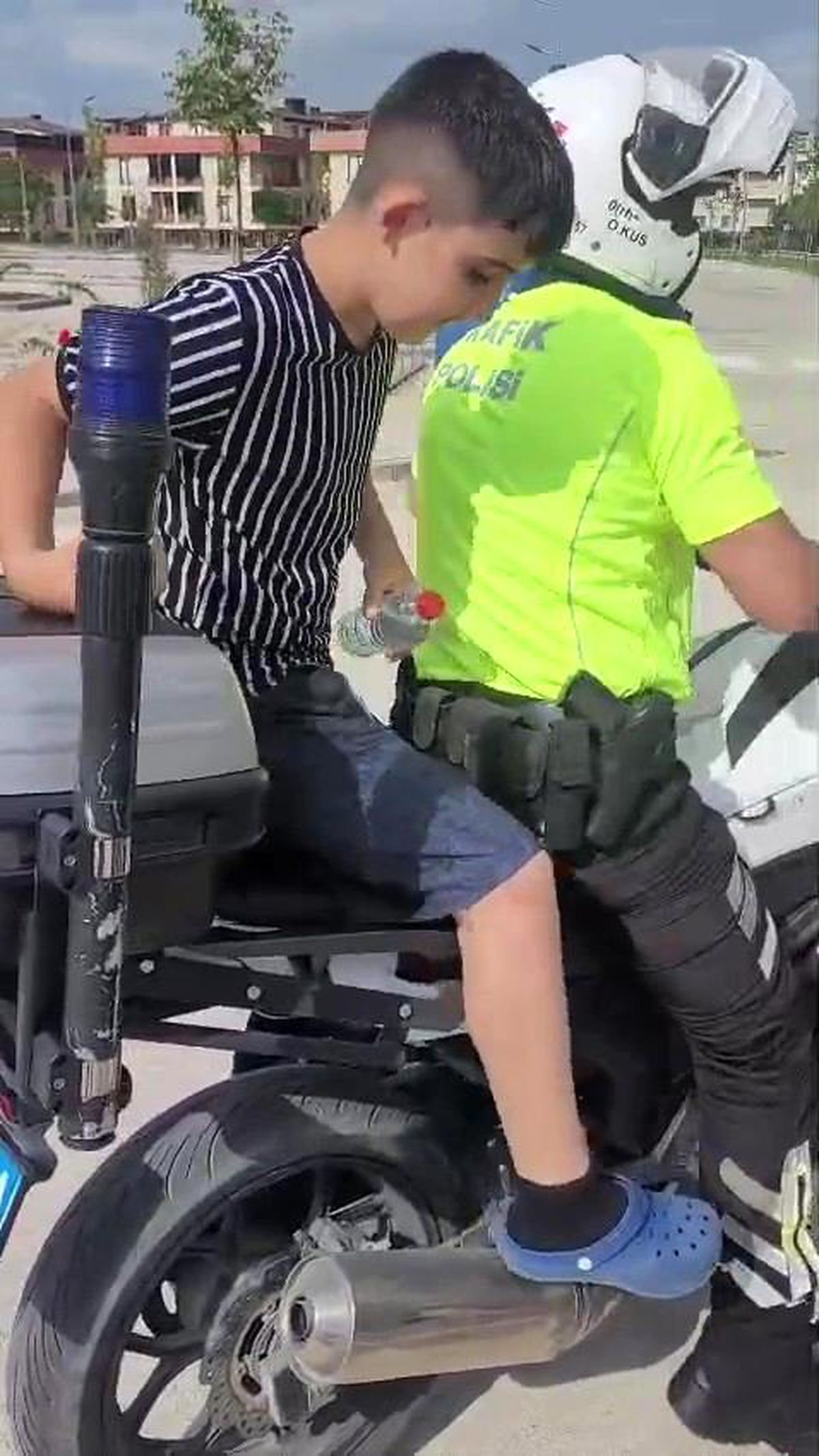 Polis ekipleri öğrenciyi sınava yetiştirmek için zamanla yarıştı