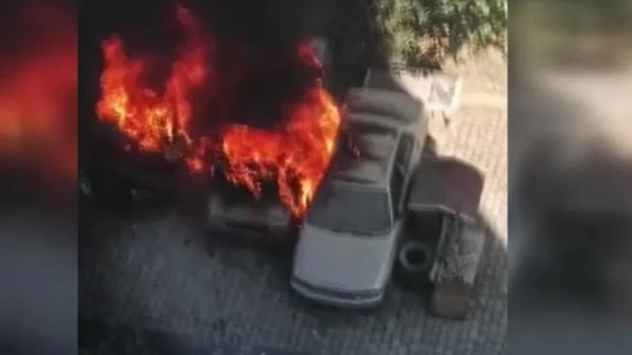 Sahipleri yanan otomobillerini görünce şoke oldu: İlk kıvılcım hangisinden başladı?