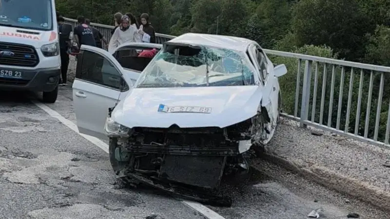 Bursa'da otomobil köprü üzerindeki bariyerlere çarptı: 5 yaralı