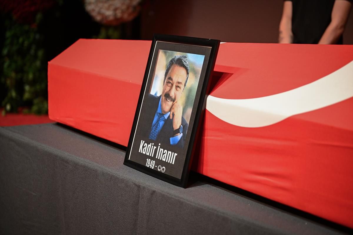 Kadir İnanır'a veda! Türkan Şoray son yolculuğunda yalnız bırakmadı