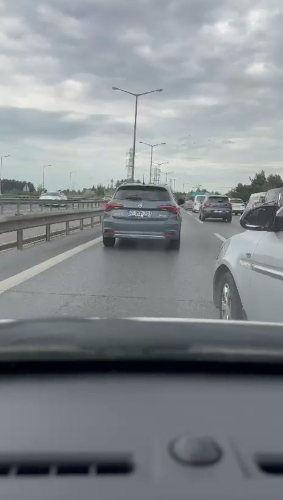 Eyüpsultan'da trafikte 'önüme kırdın' kavgası: Otoyolda araçtan inip kadın sürücüye saldırdı